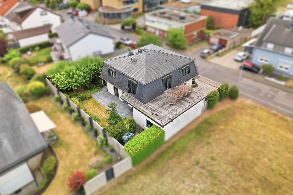 Gütelhöfer Immobilien - Immobilienangebot - Bornheim / Uedorf - Alle - Zeitloses Einfamilienhaus in Uedorf. Exklusives Wohnen in Rheinnähe mit hochwertiger Ausstattung!
