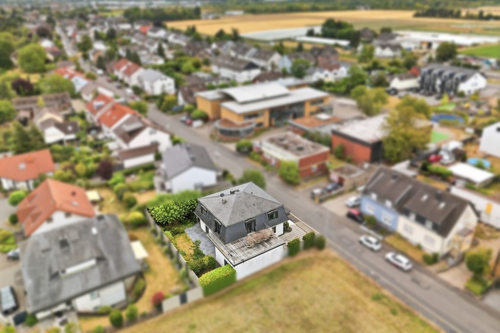 Gütelhöfer Immobilien - Immobilienangebot - Bornheim / Uedorf - Alle - Zeitloses Einfamilienhaus in Uedorf. Exklusives Wohnen in Rheinnähe mit hochwertiger Ausstattung!