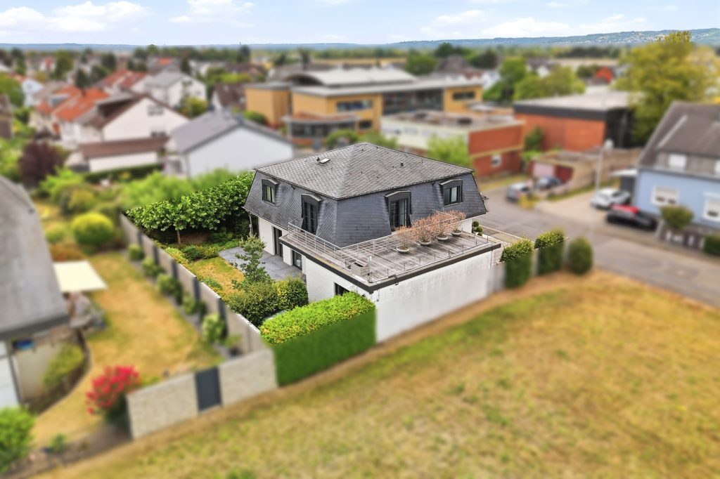 Gütelhöfer Immobilien - Immobilienangebot - Bornheim / Uedorf - Alle - Zeitloses Einfamilienhaus in Uedorf. Exklusives Wohnen in Rheinnähe mit hochwertiger Ausstattung!