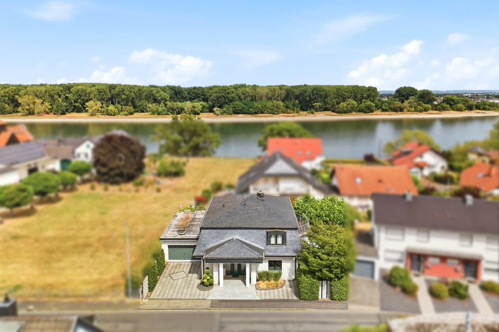 Gütelhöfer Immobilien - Immobilienangebot - Bornheim / Uedorf - Alle - Zeitloses Einfamilienhaus in Uedorf. Exklusives Wohnen in Rheinnähe mit hochwertiger Ausstattung!
