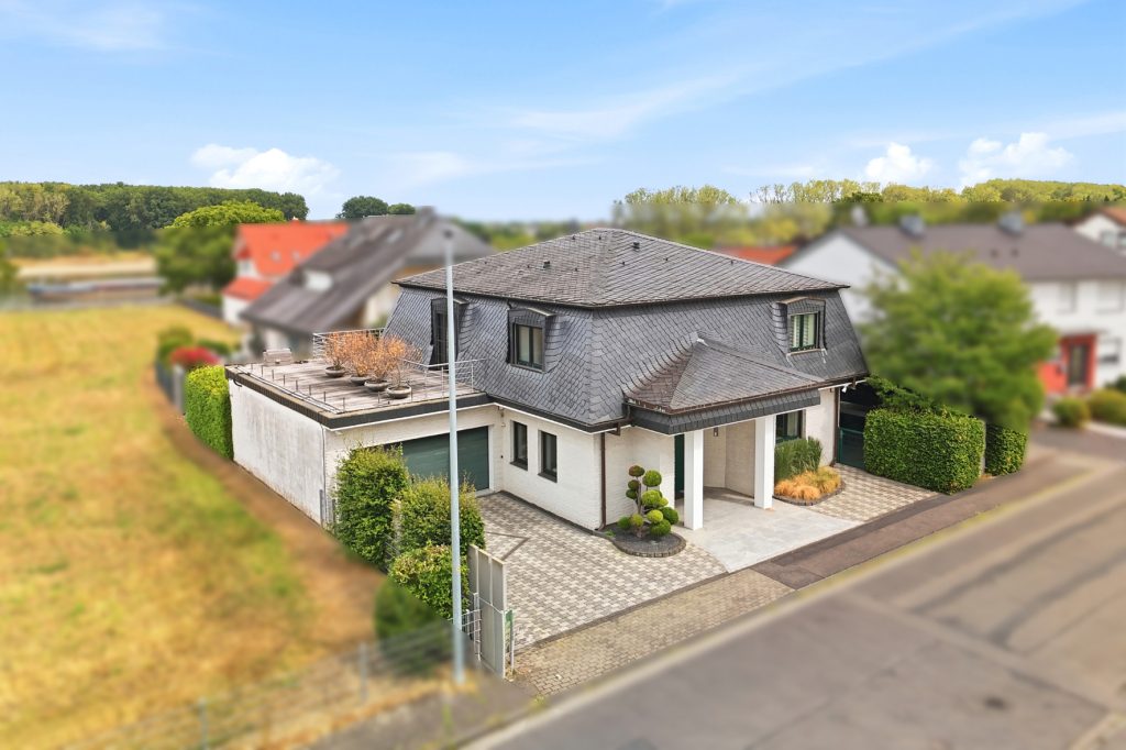 Gütelhöfer Immobilien - Immobilienangebot - Bornheim / Uedorf - Alle - Zeitloses Einfamilienhaus in Uedorf. Exklusives Wohnen in Rheinnähe mit hochwertiger Ausstattung!