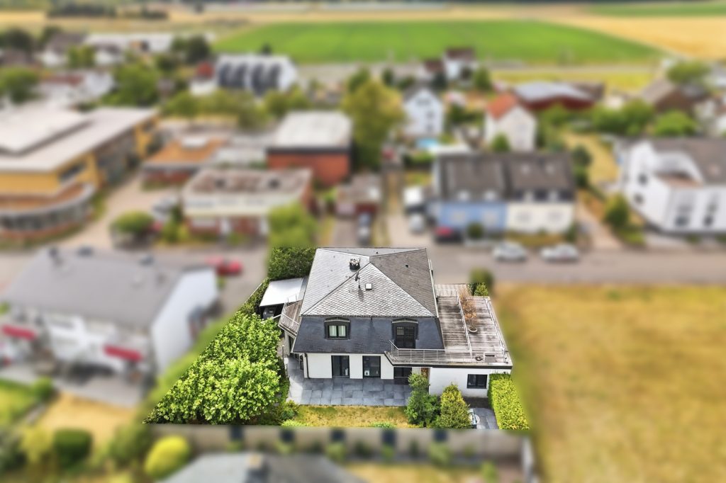 Gütelhöfer Immobilien - Immobilienangebot - Bornheim / Uedorf - Alle - Zeitloses Einfamilienhaus in Uedorf. Exklusives Wohnen in Rheinnähe mit hochwertiger Ausstattung!
