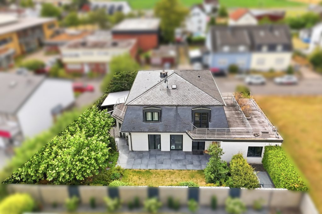 Gütelhöfer Immobilien - Immobilienangebot - Bornheim / Uedorf - Alle - Zeitloses Einfamilienhaus in Uedorf. Exklusives Wohnen in Rheinnähe mit hochwertiger Ausstattung!