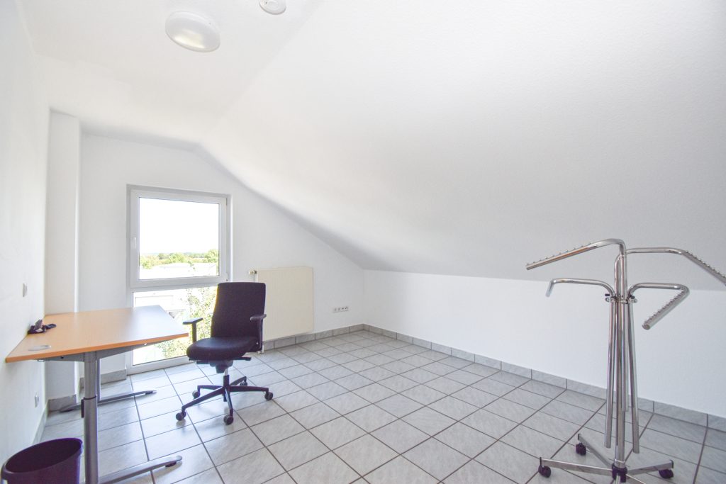 Gütelhöfer Immobilien - Immobilienangebot - Rheinbach - Alle - Attraktive Gewerbeimmobilie mit Bürohaus, Halle und Garten im Rheinbacher Industriegebiet